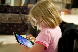 Tablets in Kinderhänden