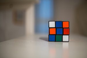 Sich selbst zu beschäftigen, lernen Kinder mit Ein-Mann-Spielen. (Quelle: StockSnap (CC0-Lizenz)/ pixabay.com)