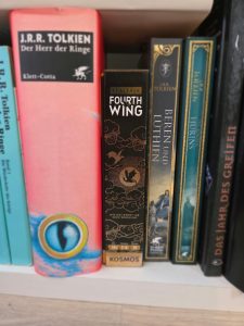Forth Wing Partyspiel im Bücherregal